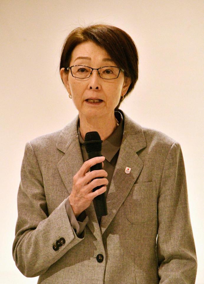 　職員に向け、新年のあいさつをするＪＯＣの三屋裕子副会長