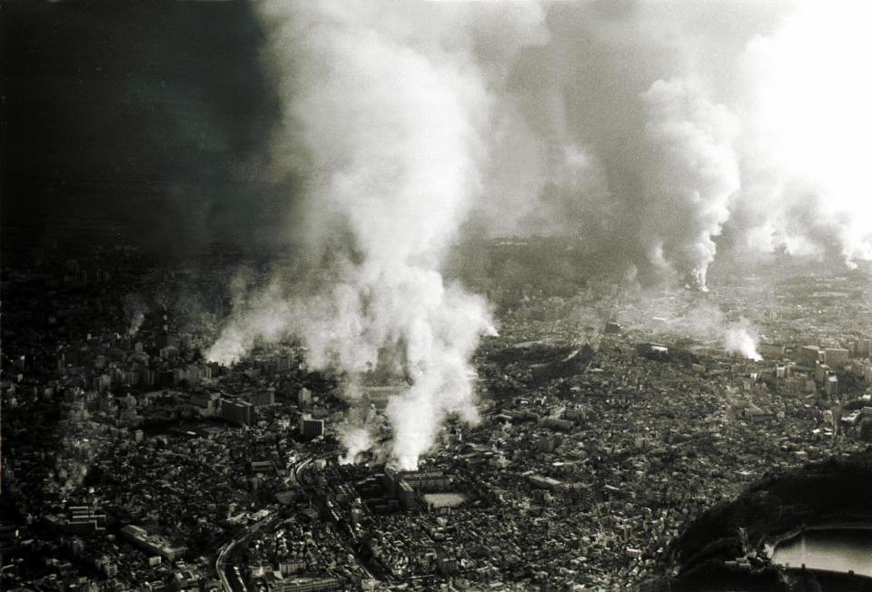 　震災で発生した火災のため、神戸市の上空は煙で覆われた＝１９９５年１月１７日