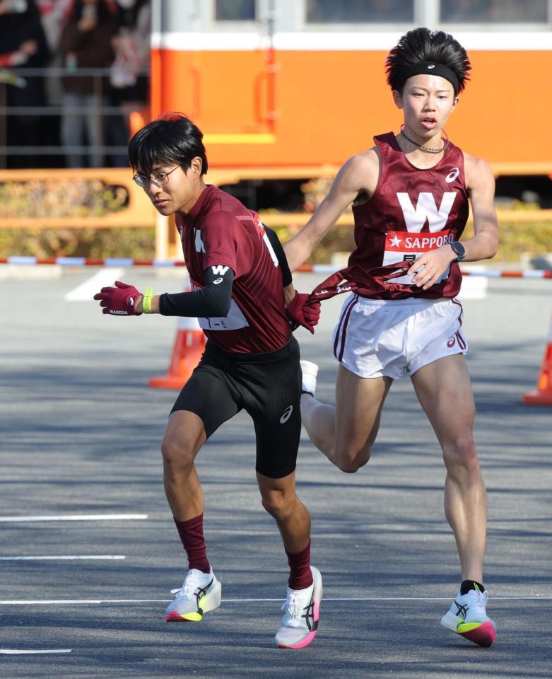 　長屋匡起（右）からたすきを受け取る早大・工藤慎作（２日）