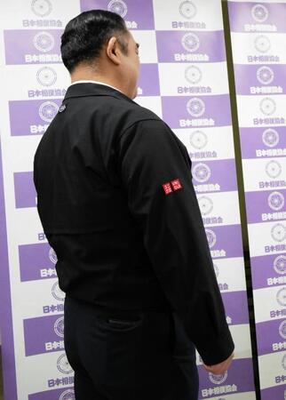 　ユニクロによる新しい“協会ジャンパー”を披露する西岩親方。首の下に１００周年記念ロゴが入る