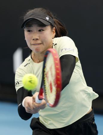 　全豪テニス予選の女子シングルス３回戦でプレーする日比野菜緒＝メルボルン（共同）