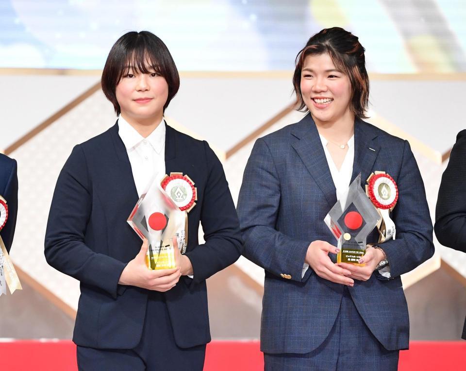 　５８回テレビ朝日ビッグスポーツ賞を受賞したレスリング・藤波朱理（左）と鏡優翔（撮影・開出牧）