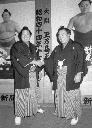 　大関時代に優勝額の前で握手する北の富士（左）と玉の海（当時は玉乃島）＝１９７０年１月、蔵前国技館