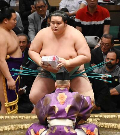 　昨年の夏場所で懸賞を手にする琴桜