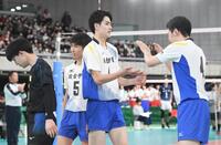 　決勝進出を決めて桜井信人（右）とタッチをする川野琢磨（撮影・佐々木彰尚）