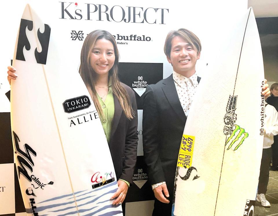 　松田詩野（左）と大原洋人