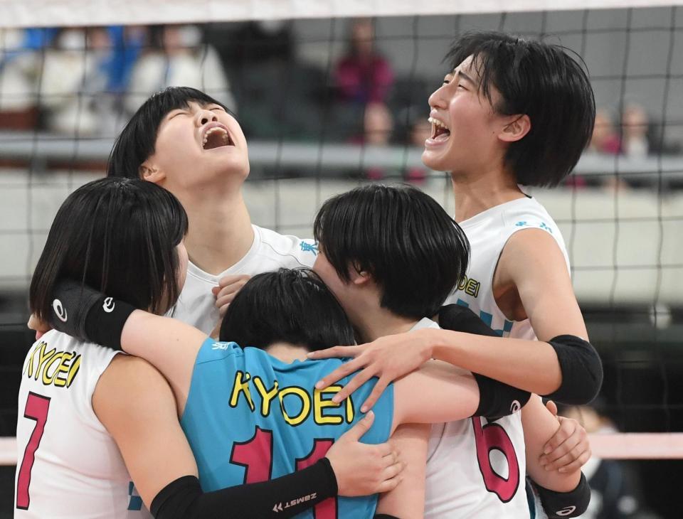 　決勝進出を決めて喜ぶ共栄学園・秋本美空（右）＝撮影・佐々木彰尚