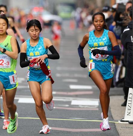 　２区を力走した鳥取の真也加ジェルーシャ有里（右）＝撮影・山口登