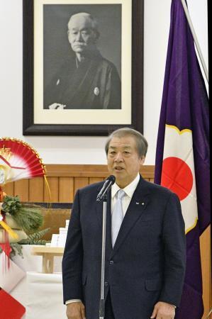 　鏡開き式であいさつをする講道館の上村春樹館長＝１２日、東京都文京区