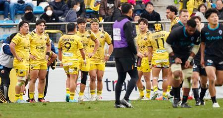 　東京ＳＧ-東京ベイ　前半、東京ベイにトライを許した中村（左から２人目）ら東京ＳＧフィフティーン＝秩父宮