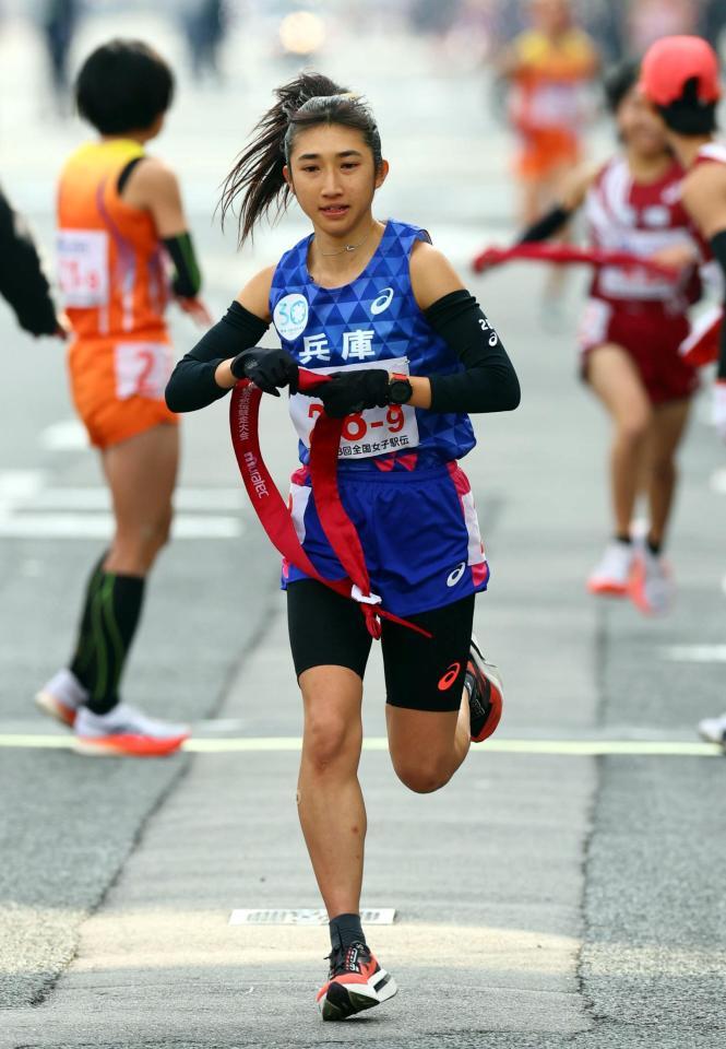 　力走する兵庫のアンカー・田中希美（撮影・山口登）