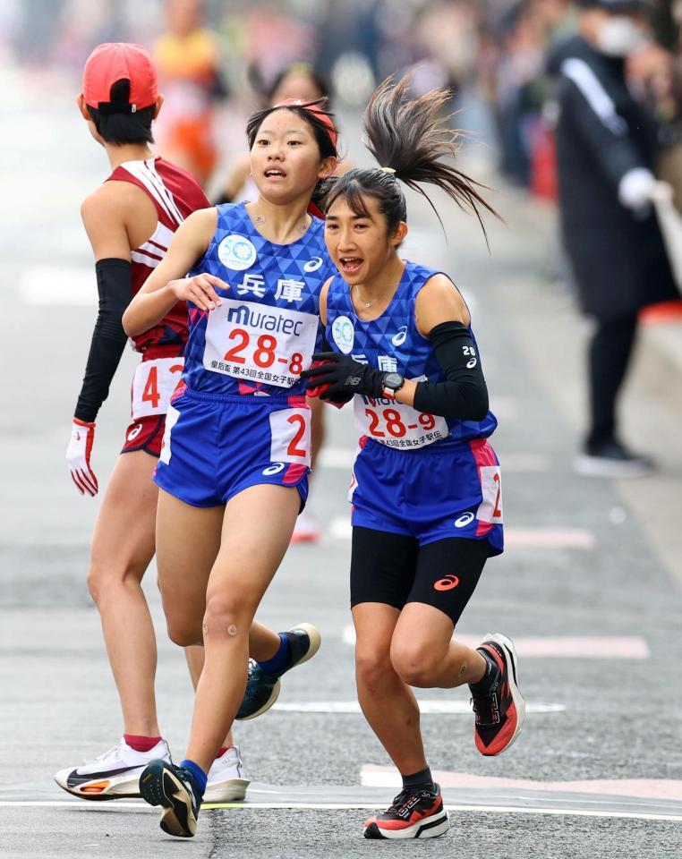 　第８中継所でたすきを受け取り、力走する兵庫のアンカー・田中希美（右）＝撮影・山口登