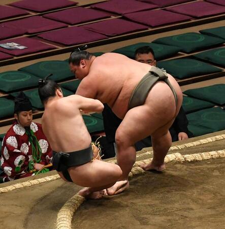 　豊雅将（右）に押し倒しで敗れた炎鵬（撮影・持木克友）