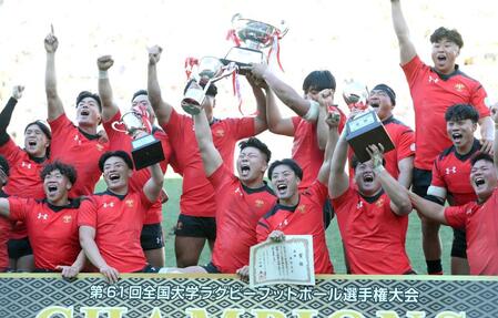 　４連覇を達成して喜ぶ帝京大・青木恵斗（前列中央）＝撮影・堀内翔