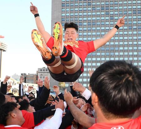 　胴上げされる帝京大・青木恵斗（撮影・堀内翔）