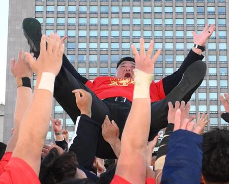　胴上げされる帝京大・相馬朋和監督（撮影・堀内翔）