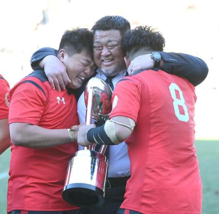 　優勝を決めて喜び合う帝京大・相馬朋和監督（中央）＝撮影・堀内翔
