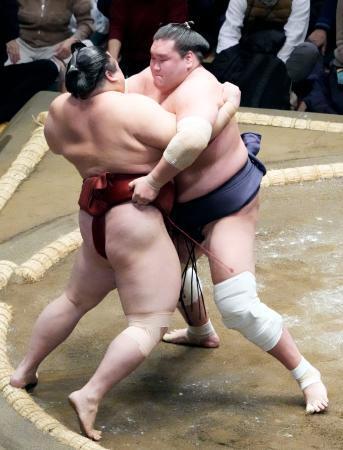 照ノ富士、隆の勝下し初白星　豊昇龍２連勝、琴桜は初黒星