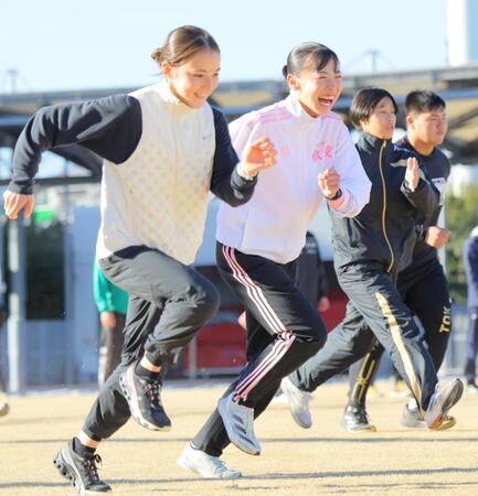 ドルーリー朱瑛里（左）と笑顔で走る久保凛林（中央）＝味の素ナショナルトレーニングセンター（撮影・吉澤敬太）