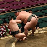 　豊雅将（右）に押し倒しで敗れた炎鵬（撮影・持木克友）