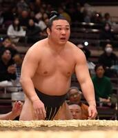 　押し倒しで敗れ悔しがる炎鵬（撮影・開出牧）