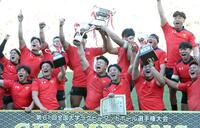 　４連覇を達成して喜ぶ帝京大・青木恵斗（前列中央）＝撮影・堀内翔