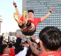 　胴上げされる帝京大・青木恵斗（撮影・堀内翔）