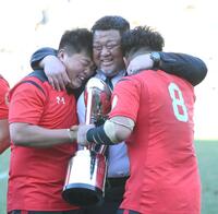 　優勝を決めて喜び合う帝京大・相馬朋和監督（中央）＝撮影・堀内翔