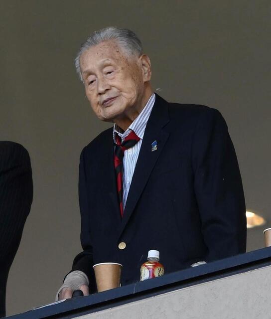 87歳、森喜朗元首相が大学ラグビー決勝観戦 エンジと黒のネクタイで
