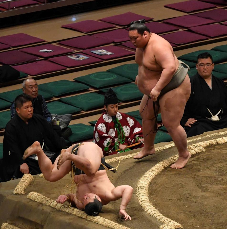 　豊雅将（右）に押し倒しで敗れた炎鵬（撮影・持木克友）