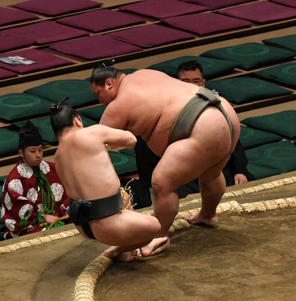 　豊雅将（右）に押し倒しで敗れた炎鵬（撮影・持木克友）