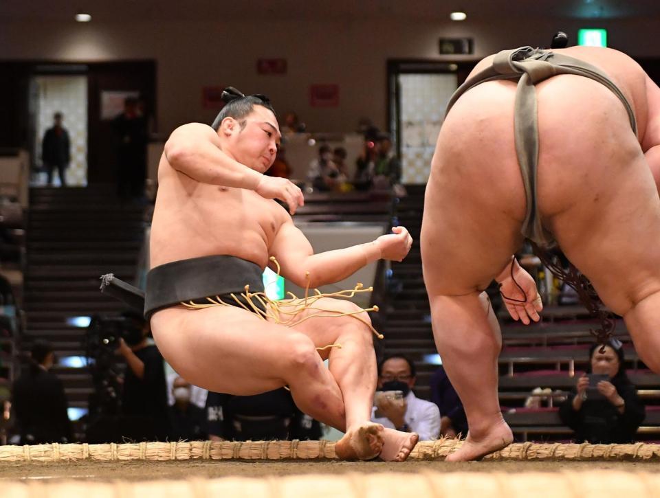 　豊雅将（右）に押し倒しで敗れた炎鵬（撮影・開出牧）