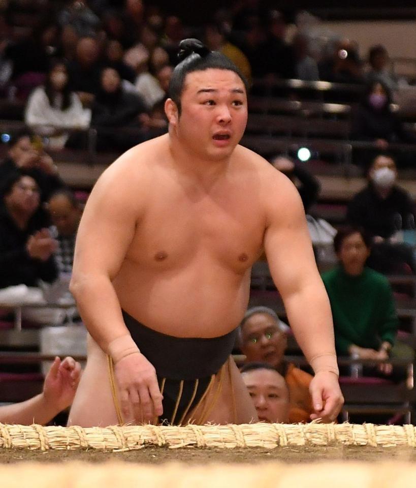 　押し倒しで敗れ悔しがる炎鵬（撮影・開出牧）