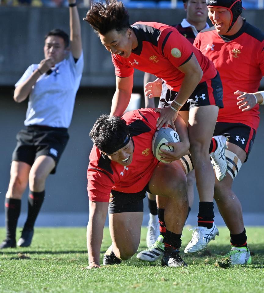 　前半、先制のトライを決めた帝京大・森山（下）