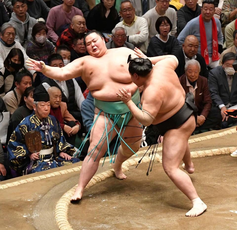 　阿炎の突き出しに敗れる琴桜（左）＝撮影・持木克友