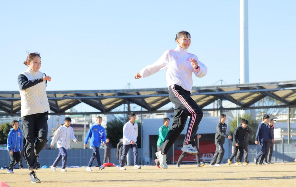 　笑顔でトレーニングする久保凛（右）とドルーリー朱瑛里（撮影・吉澤敬太）