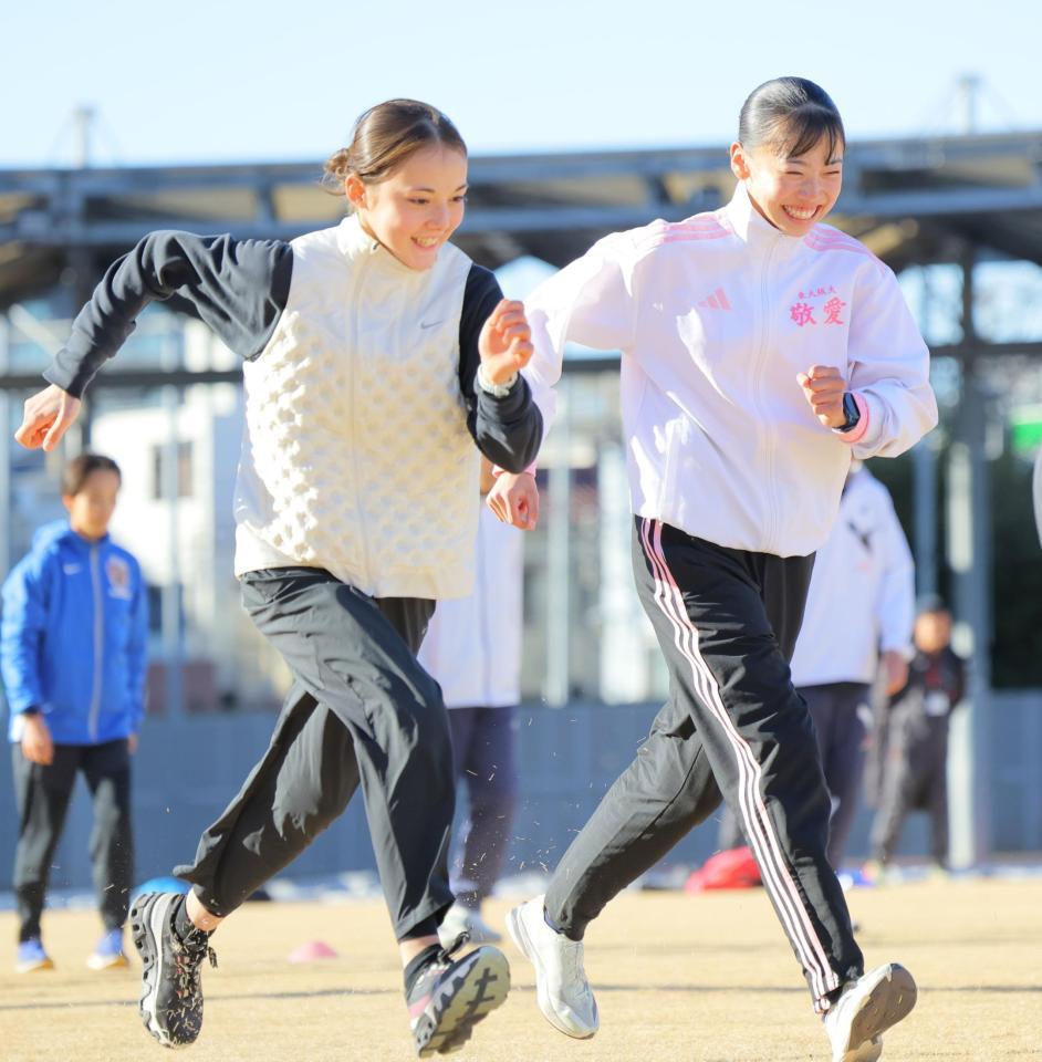 　ドルーリー朱瑛里（左）と笑顔で走る久保凛林（中央）＝撮影・吉澤敬太