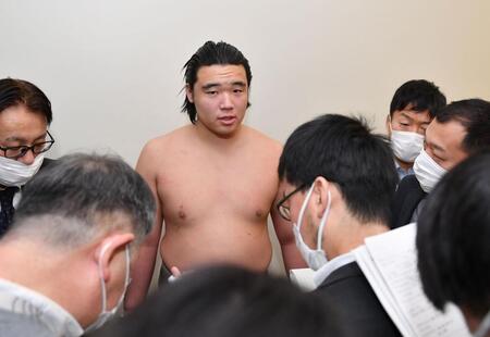 　前相撲で横綱武蔵丸のおいの光武蔵を破り報道陣に囲まれる横綱朝青龍のおいの天狼星（撮影・開出牧）