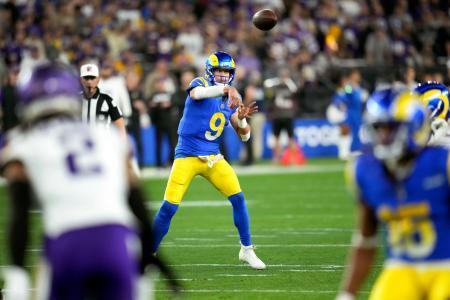 　バイキングズ戦でパスを投げるラムズのＱＢスタッフォード（９）＝グレンデール（ＡＰ＝共同）