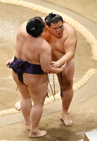 　御嶽海（右）が寄り切りで美ノ海を破る