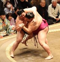 　美ノ海（左）を寄り切りで破る御嶽海