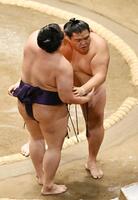 　御嶽海（右）が寄り切りで美ノ海を破る