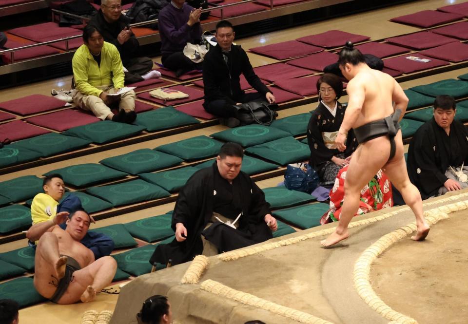 　炎鵬（右）に押し出しで敗れた須山