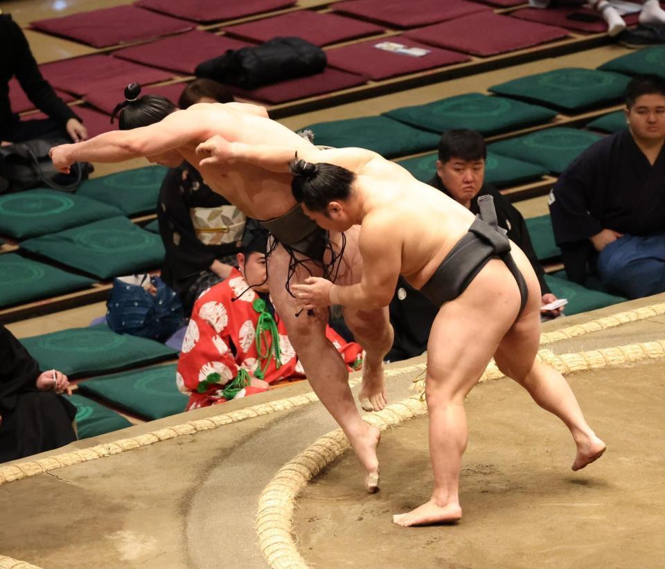 　須山（左）を押し出しで破る炎鵬