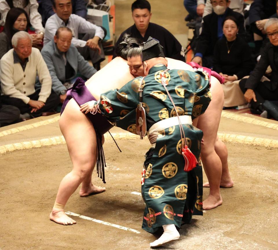 　まわしまったの取り組み美ノ海（左）と御嶽海
