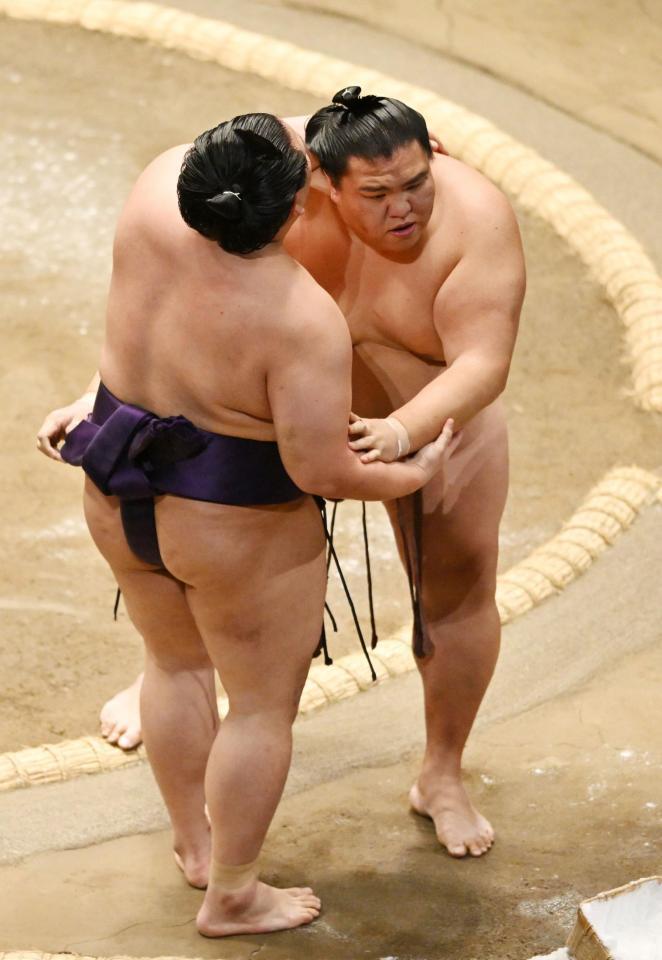 　御嶽海（右）が寄り切りで美ノ海を破る