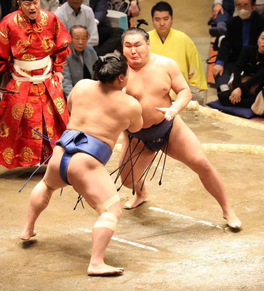 　若隆景（左）を攻める豊昇龍