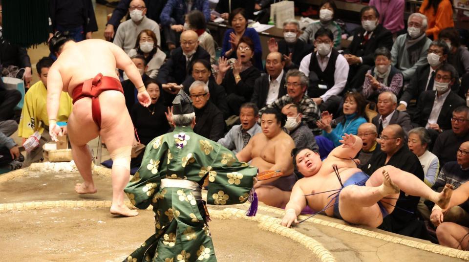 　隆の勝（左）に投げられるも押し出しで勝った大の里