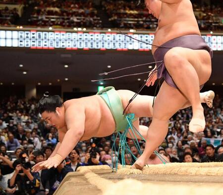 　翔猿（右）に引き落としで敗れる琴桜（撮影・開出牧）