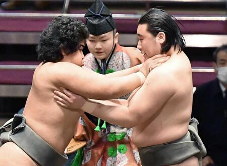 　前相撲で取り組む光武蔵（左）と天狼星（撮影・開出牧）　